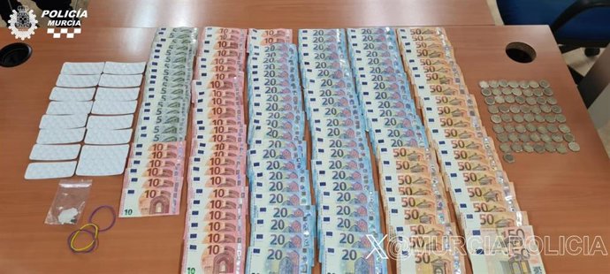 Imagen del dinero y la droga intervenida al detenido
