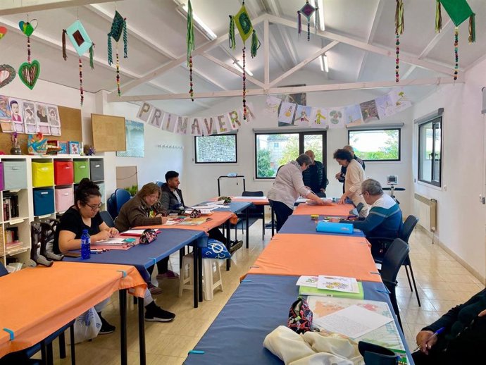 La consejera Maeztu (al fondo) conoce una de las actividades formativas realizadas con las personas atendidas por Hogar Zoe.