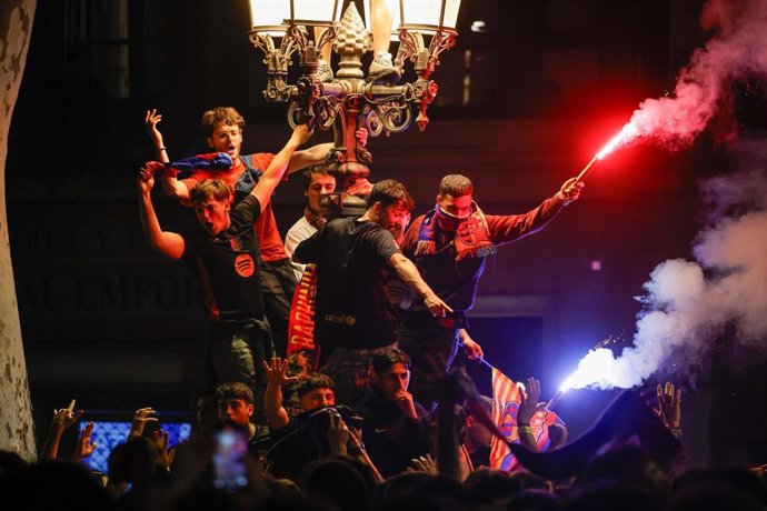 Seguidores del F.C.Barcelona celebran la consecución del título de Copa del Rey en la fuente de Canaletas a 27 de abril de 2025 en Barcelona.