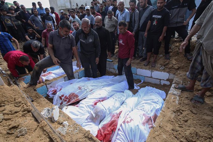 Palestinos enterram em uma vala comum em Jabalia várias pessoas mortas em ataques do exército israelense na Faixa de Gaza (arquivo)
