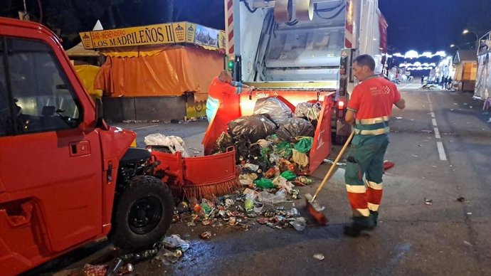 Los servicios municipales de limpieza recogieron ayer en San Isidro 18,5 toneladas de residuos, un 26% menos que en 2023