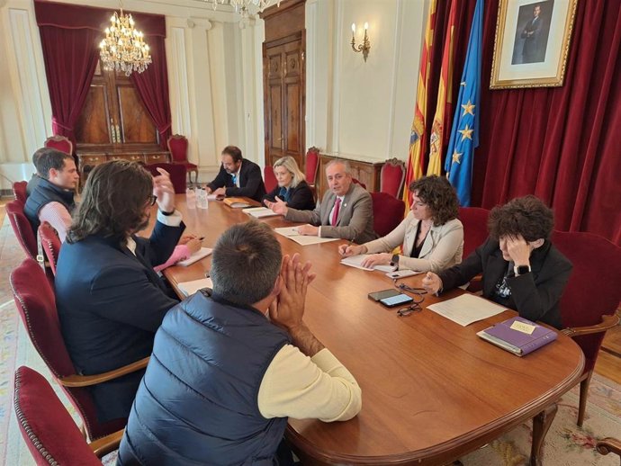 El subdelegado del Gobierno en Huesca, Carlos Campo, en una reunión mantenida con representantes de UAGA, ASAJA y UPA