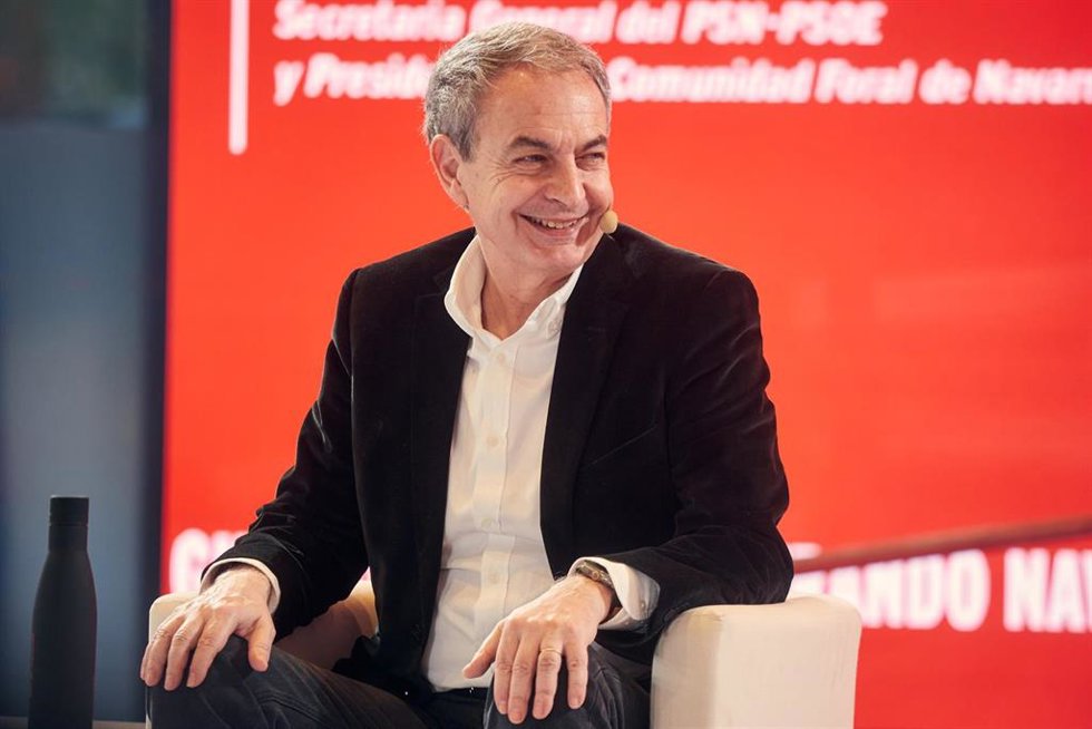 Archivo - El expresidente del Gobierno, José Luis Rodríguez Zapatero, durante un coloquio bajo el título, 'Futuro en clave feminista', en el 13 Congreso Regional del PSN, a 21 de marzo de 2025, en Pamplona, Navarra (España).   