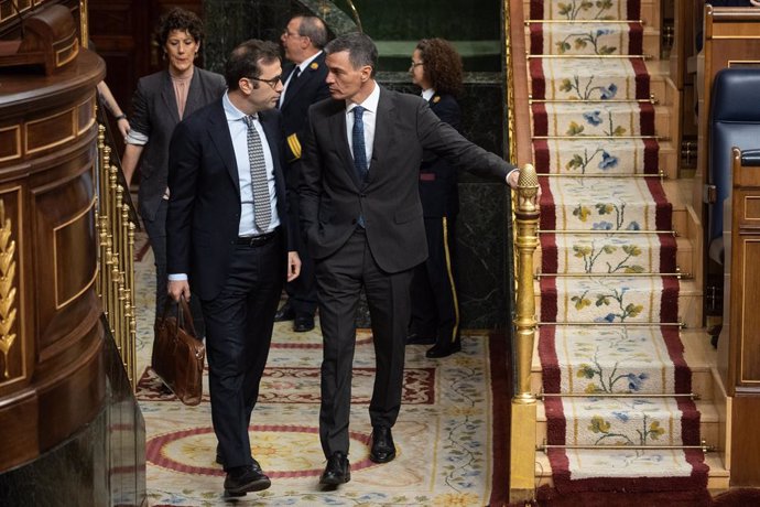 El ministro de Economía, Carlos Cuerpo (i) y el presidente del Gobierno, Pedro Sánchez (d), llegan a una sesión plenaria, en el Congreso de los Diputados, a 8 de mayo de 2025, en Madrid (España). El Congreso debate y vota hoy la convalidación o derogación