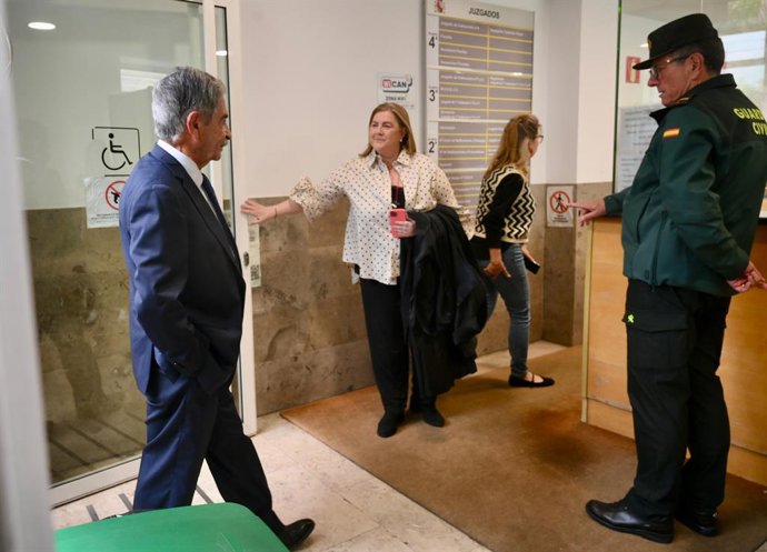 Revilla na entrada do tribunal