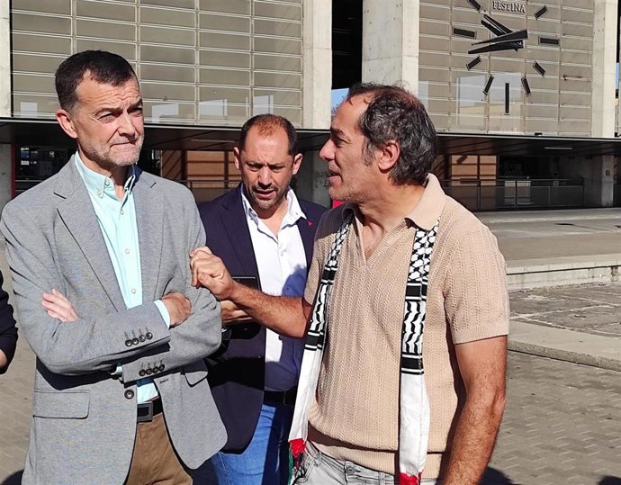 El coordinador de IU, Antonio Maíllo (i), escucha a Juan Hidalgo, de Hacemos Córdoba (dcha) en presencia de Sebastián Pérez, de IU (centro), ante la estación de tren de Córdoba.