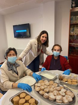 Mayores del centro Cervantes de Cáceres elaboran galletas caseras