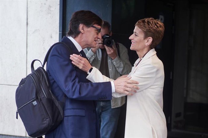 El presidente de la Generalitat de Catalunya, Salvador Illa, y la presidenta de Navarra, María Chivite