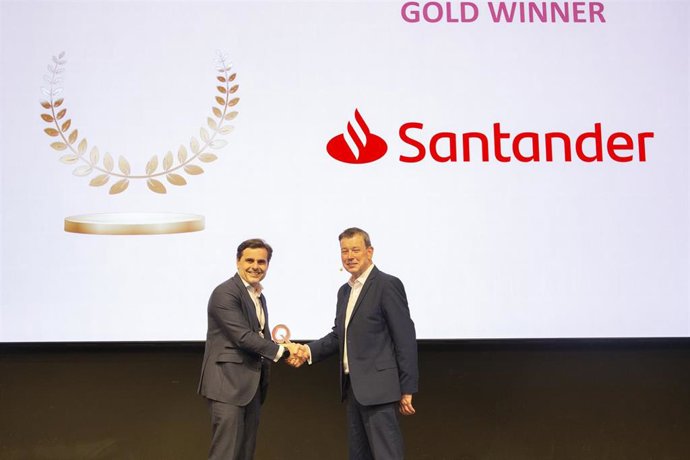 El director global de Empresas de Grupo Santander, Borja Oyarzábal, recoge el premio Qorus al mejor banco del mundo para pymes.