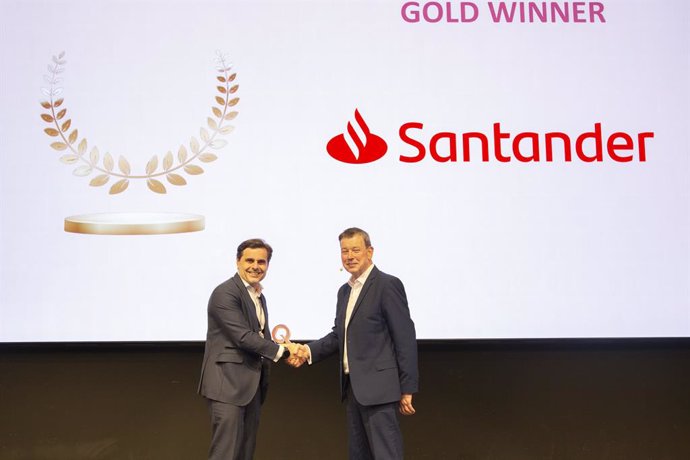 El director global de Empresas de Grupo Santander, Borja Oyarzábal, recoge el premio Qorus al mejor banco del mundo para pymes.