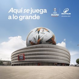 Decathlon exhibe el trofeo de la Liga Europa y reta junto a Aduriz a los aficionados por la final en Bilbao.