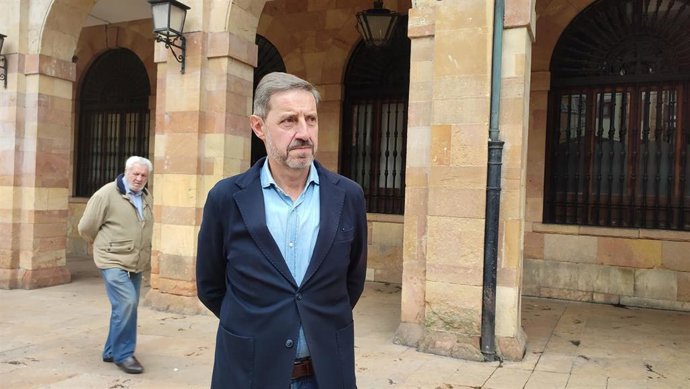 Archivo - El portavoz del PSOE en el Ayuntamiento de Oviedo, Carlos Fernández Llaneza.