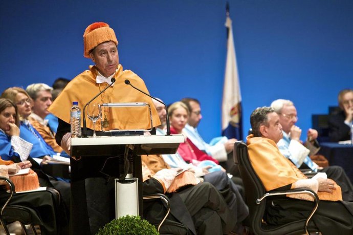 El doctor 'honoris causa' por la UA José Luis García Delgado
