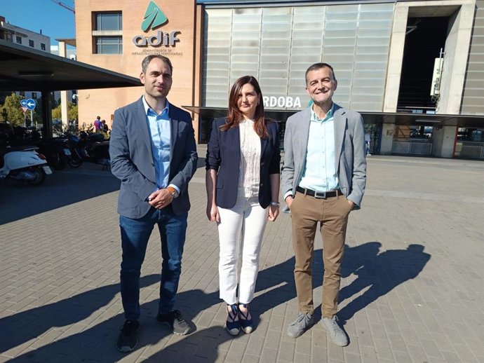 El coordinador de IU Andalucía, Toni Valero; la hija de Julio Anguita, Ana Anguita, y el coordinador federal de IU, Antonio Maíllo.