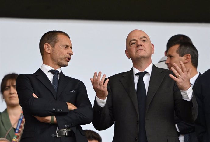 Archivo - 29 June 2024, Berlin: UEFA President Aleksander Ceferin (l) and FIFA President Gianni Infantino in the stands ahead of the UEFA Euro 2024 round of 16 soccer match between Switzerland and Italy at Olympiastadion Berlin. Photo: Robert Michael/dpa