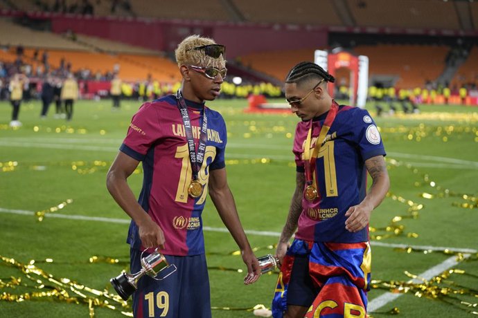 Lamine Yamal e Raphinha Dias Belloli do FC Barcelona comemoram a vitória durante a final da Copa do Rei da Espanha, partida de futebol disputada entre o FC Barcelona e o Real Madrid no Estádio La Cartuja em 26 de abril de 2025 em Sevilha, Espanha.