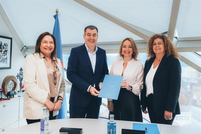 Foto de familia tras la firma del convenio entre el RC Celta y la Xunta de Galicia para impulsar la formación de los jóvenes a través del deporte