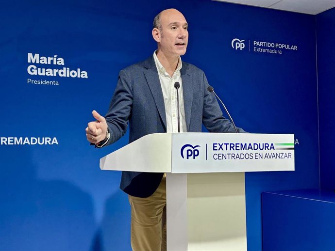 El portavoz del PP de Extremadura, José Ángel Sánchez Juliá, en rueda de prensa
