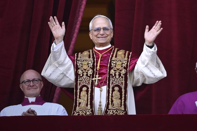El cardenal Robert Prevost, Papa León XIV, el Papa número 267 de la historia, comparece ante sus fieles, en el balcón de la Basílica de San Pedro, a 8 de mayo de 2025, en La Ciudad del Vaticano (El Vaticano). El humo de la cuarta fumata del Cónclave para 
