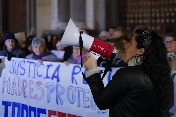 Archivo - Una concentración de la Plataforma contra la Violencia de Género de Granada 25 de Noviembre y la Plataforma 8 de Marzo. Archivo.