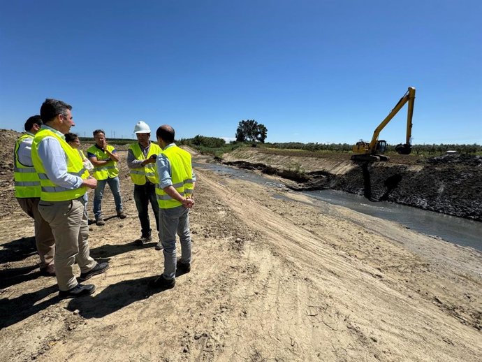Trabajos de saneamiento en el arroyo Giraldo de Villarrasa (Huelva).
