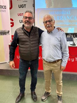 El secretario general de UGT, Jesús Izquierdo, y el cantautor y escritor Jesús Vicente Aguirre, antes de la charla