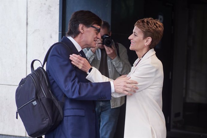 El president de la Generalitat, Salvador Illa, i la presidenta de Navarra, María Chivite