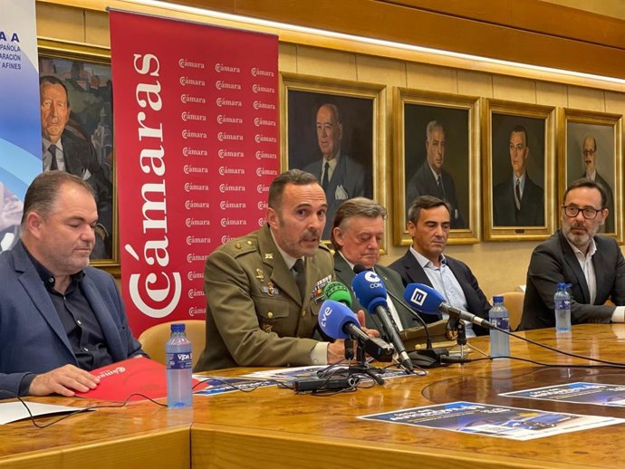 El gestor del área de patrimonio de Delegación de Defensa en el Principado de Asturias, el comandante Ignacio Costa, durante la presentación de la feria del automóvil 'Ciudad de Oviedo'.