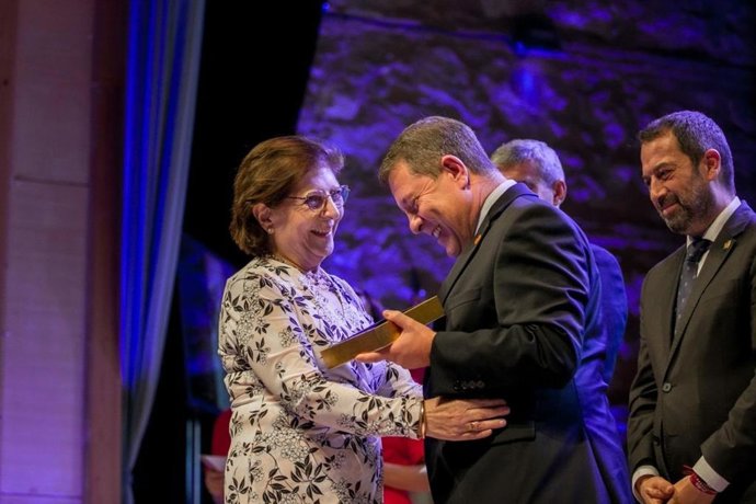 La exconsejera de Cultura del Gobierno de C-LM, Rubí Sanz, junto al presidente de la región, Emiliano García-Page.