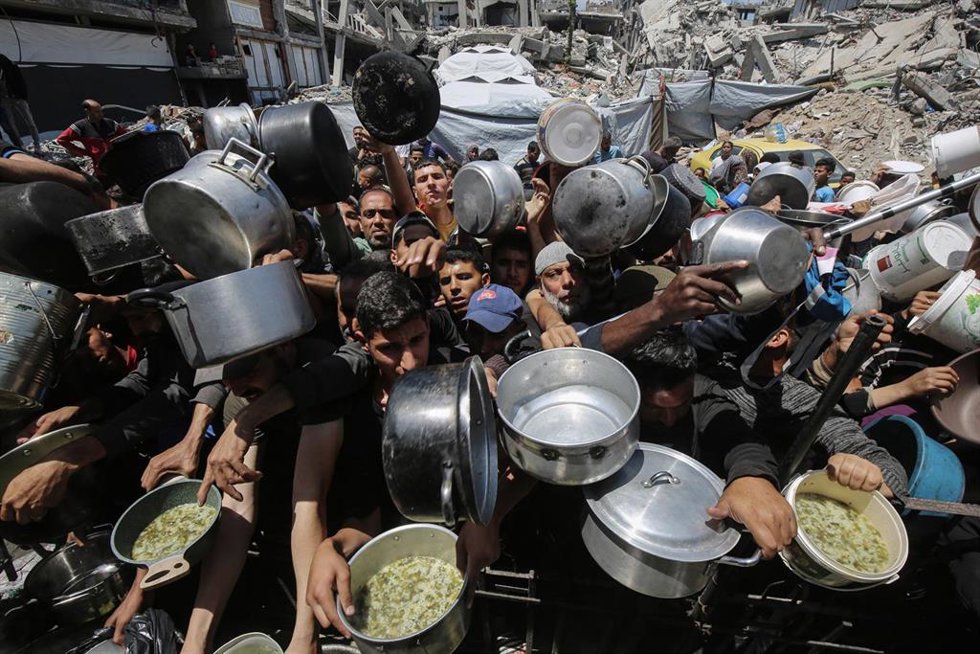 Civiles palestinos hacen cola para recibir comida en Beit Lahia, en la Franja de Gaza