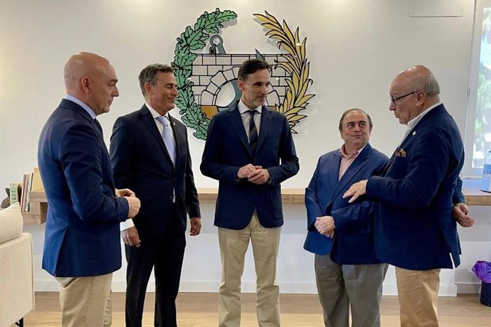El consejero de Fomento e Infraestructuras, junto al decano del Colegio de Ingenieros de Caminos, Canales y Puertos, durante la presentación de la convocatoria de la III Edición de los Premios de Obra Civil de la Región de Murcia