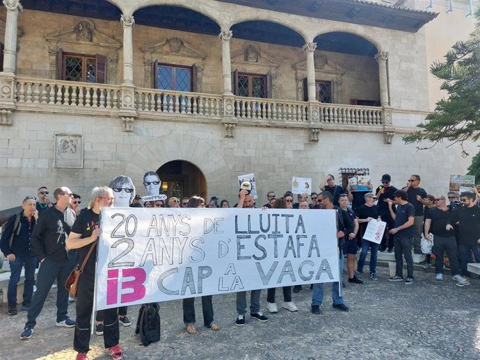 Unas 50 personas reclaman frente al Consolat de Mar avances en el proceso de internalización de IB3