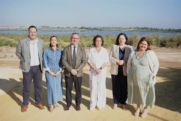 Foto de familia de  Junta, Ayuntamiento de El Cuervo y FAMP con ocasión de una jornada sobre gestión municipal de residuos celebrada en el municipio sevillano.