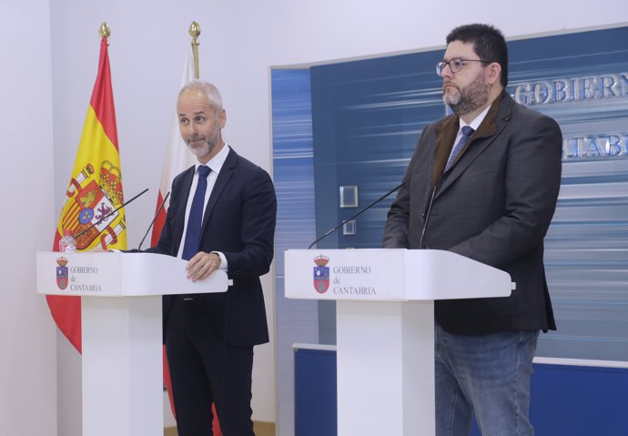 El consejero de Educación, Sergio Silva, presenta una nueva oferta de adecuación salarial a los docentes