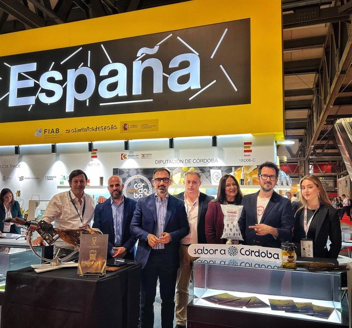 Félix Romero (3º izda.), junto a representantes de las empresas cordobesas que han participado en la Feria Tuttofood de Milán.