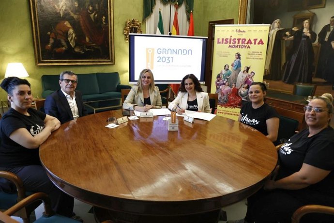 La alcaldesa de Granada, Marifrán Carazo, en el centro en la imagen, ha participado en la firma del convenio para la Capitalidad con Gitanas a Escena