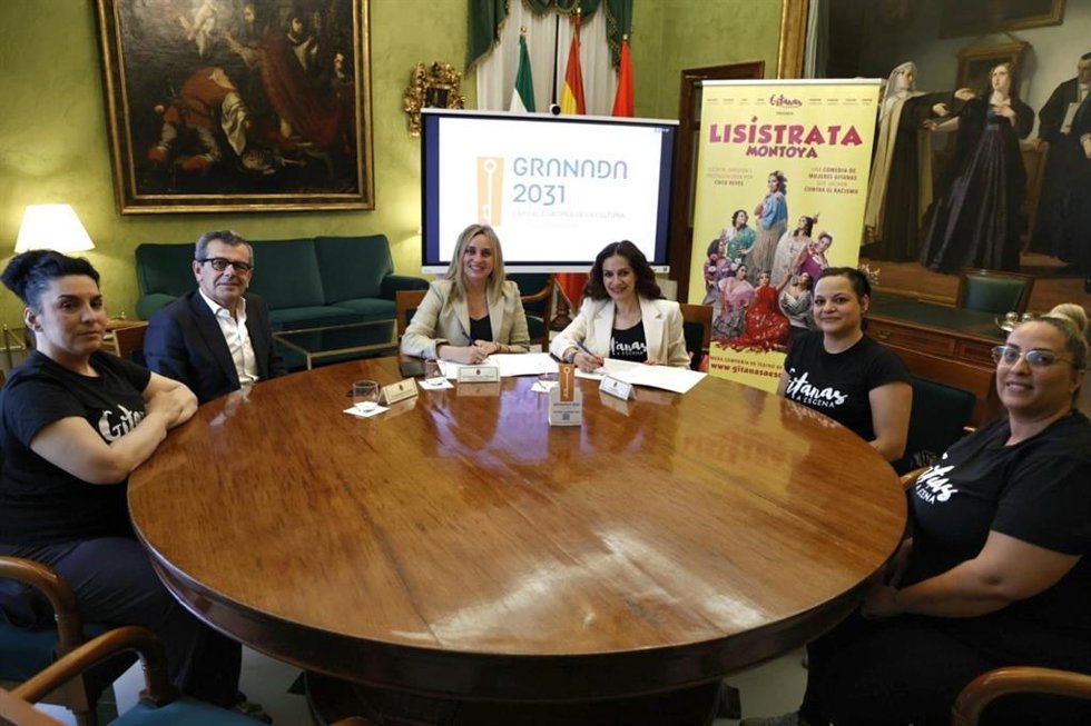 La alcaldesa de Granada, Marifrán Carazo, en el centro en la imagen, ha participado en la firma del convenio para la Capitalidad con Gitanas a Escena