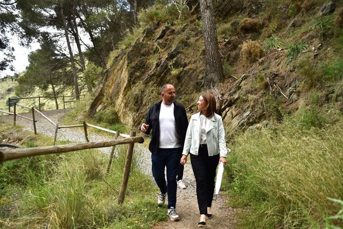 La delegada de la Junta, Patricia Navarro, visita junto al alcalde de Canillas de Aceituno, Vicente Campos, el paraje natural de La Rahige