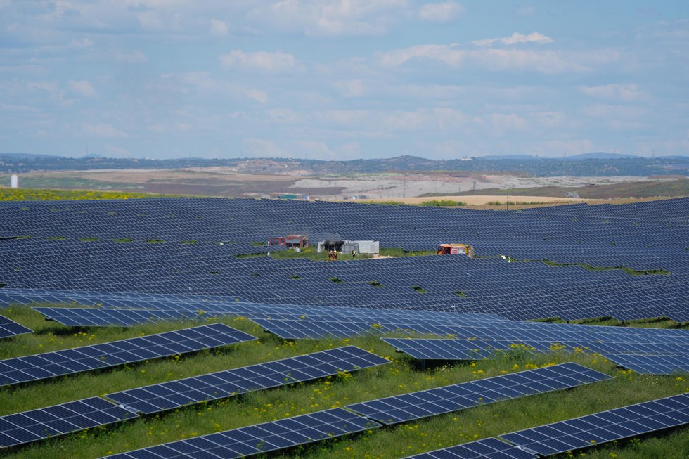 Incendio en un convertidor de una planta fotovoltaica en Salteras (Sevilla)