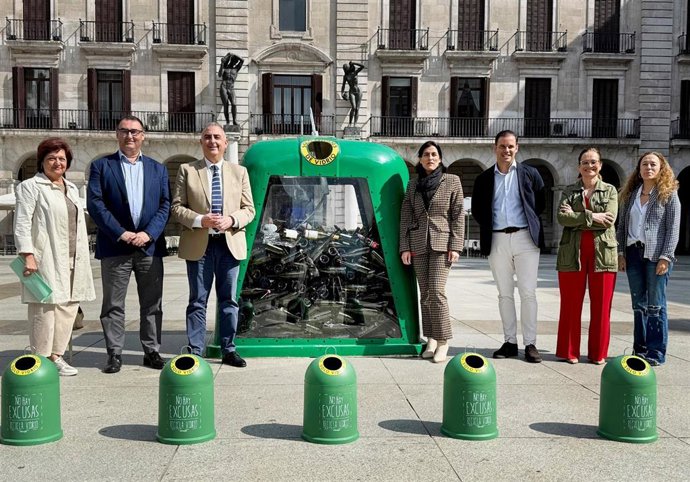 Santander instala el primero contenedor transparente de reciclaje de vidrio