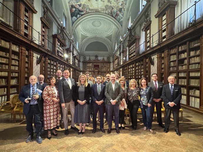 Foto de familia de la presentación en Roma como destino cultural y premium ante el sector turístico especializado.