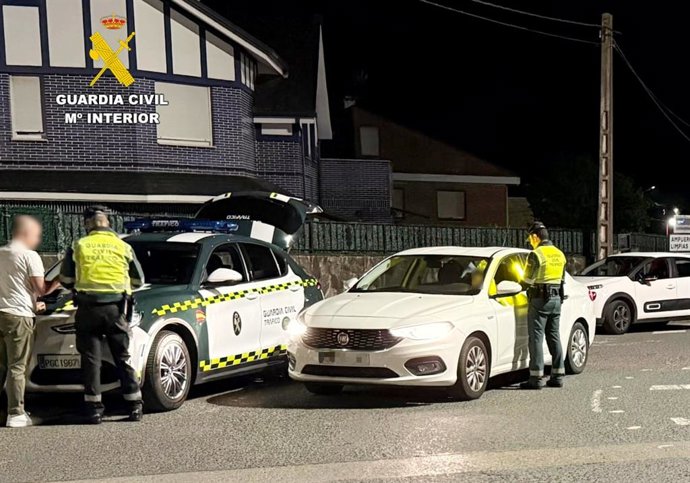 Patrulla de la Guardia Civil realiza una prueba de alcoholemia