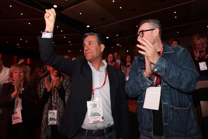 El nuevo secretario general de CCOO en C-LM, Javier Ortega, junto con el secretario general saliente, Paco de la Rosa.