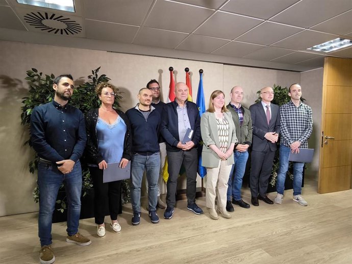 La Consejera de Agricultura, Ganadería, Mundo Rural y Medio Ambiente, Noemí Manzanos, ha suscrito un acuerdo marco con los representantes de las cinco entidades colaboradoras que ofrecerán servicios de asesoramiento al sector