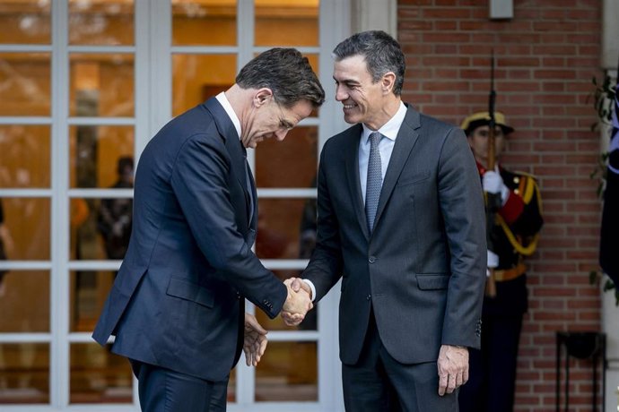 Archivo - El presidente del Gobierno, Pedro Sánchez (d), recibe al secretario general de la OTAN, Mark Rutte (i), en el Complejo de la Moncloa, a 27 de enero de 2025, en Madrid (España).
