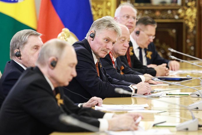 RÚSSIA, MOSCOU - 9 DE MAIO DE 2025: Dmitry Peskov, secretário de imprensa presidencial da Rússia, participa de uma reunião bilateral entre o presidente Vladimir Putin e seu colega brasileiro Luiz Inácio Lula da Silva no Kremlin de Moscou