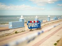 Unas escaleras provisionales permitirá el acceso a la playa de Caño Guerrero de Matalascañas (Huelva) este verano
