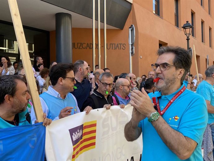 Fernando Martorell encabezando la concentración para reclamar la actualización del plus de insularidad