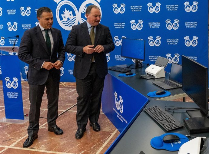 El presidente de la Diputación de Huelva, David Toscano (derecha), junto al diputad0 de Nuevas Tecnologías, Felipe Arias.