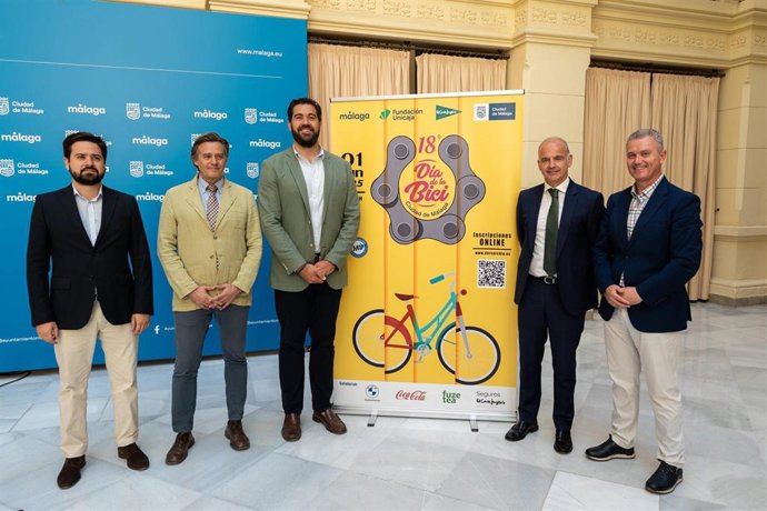 El concejal delegado de Deporte, Borja Vivas, junto al director de Actividades Sociales de la Fundación Unicaja, Gerardo Lerones, y el delegado regional de Comunicación de El Corte Inglés, Eduardo Barrero, ha presentado la prueba